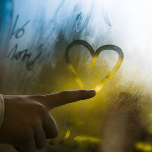 il testimone disegna un cuore su un vetro appannato durante un ricevimento a Firenze